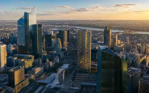 BNP Paribas S.A. FR0000131104 – Luftaufnahme des Pariser Finanzviertels La Défense im Abendlicht - Foto: THN
