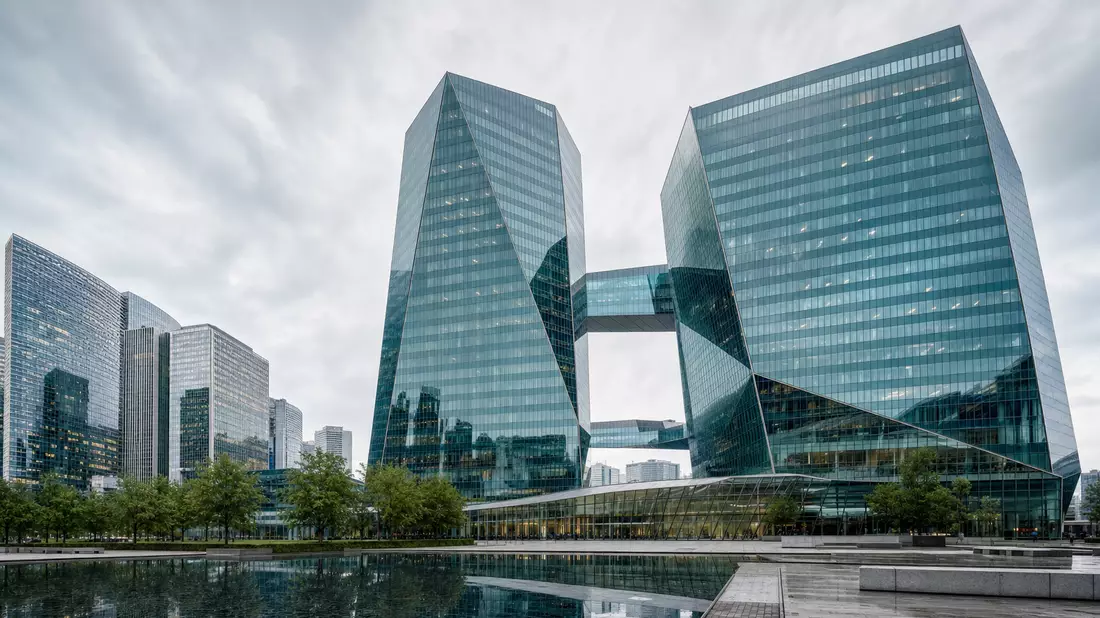 CGI-Render moderner Glasdoppeltürme mit Spiegelpool im Bankenquartier