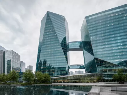 BNP Paribas S.A. FR0000131104 – Architektur-Render moderner Glas-Doppeltürme im Pariser Finanzviertel La Défense - Foto: THN