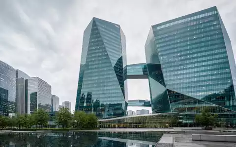 BNP Paribas S.A. FR0000131104 – Architektur-Render moderner Glas-Doppeltürme im Pariser Finanzviertel La Défense - Foto: THN