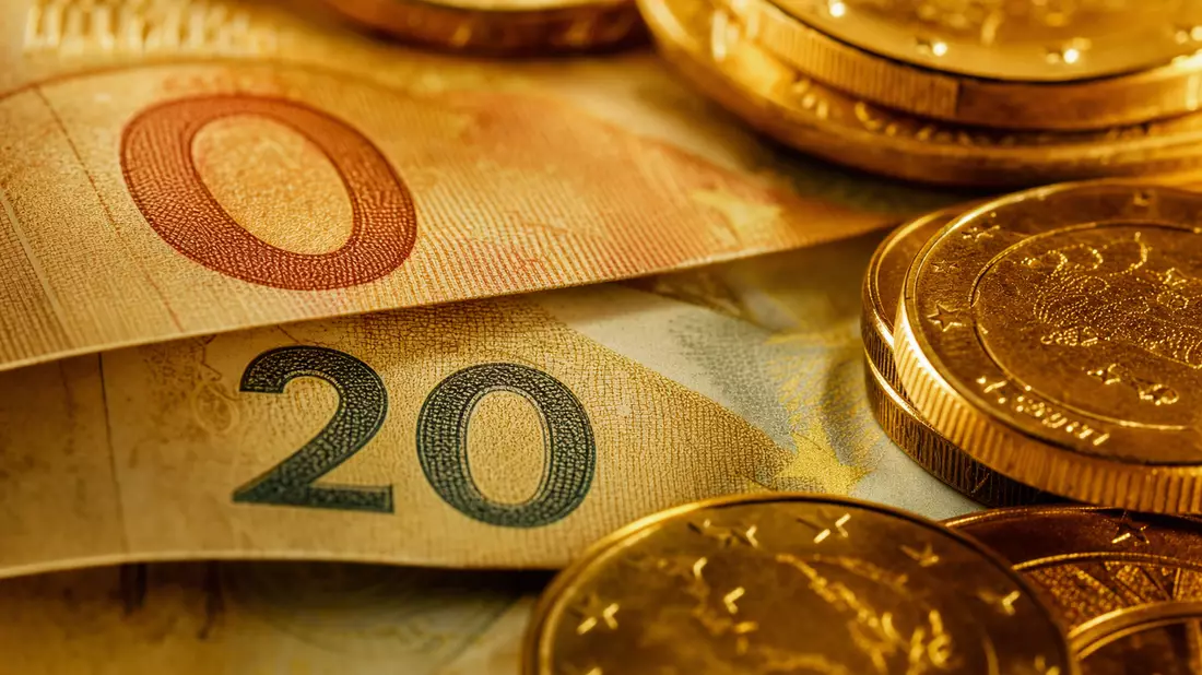 Extreme Makroaufnahme von Euroscheinen und Goldmünzen mit Bokeh-Hintergrund