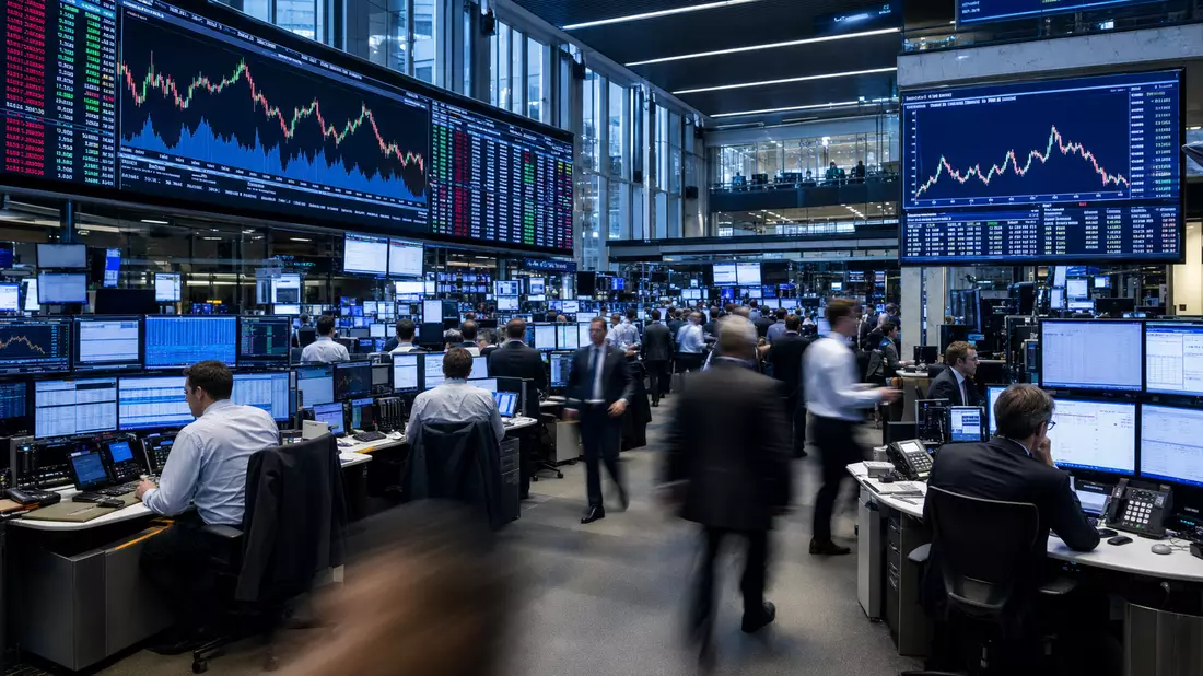 Belebter Börsensaal mit Händlern an Bildschirmen und CAC 40-Kurstafel