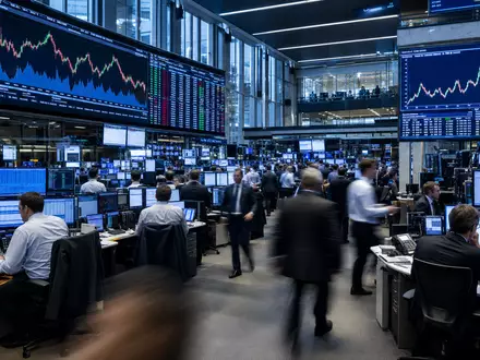 BNP Paribas S.A. FR0000131104 – Euronext-Handelssaal mit CAC 40 Charts und Börsenmaklern - Foto: THN