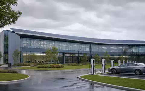 BorgWarner Inc. modernes Technologiezentrum Michigan als CGI-Render mit Solar und Ladestationen, ISIN US0991991063 - Foto: THN