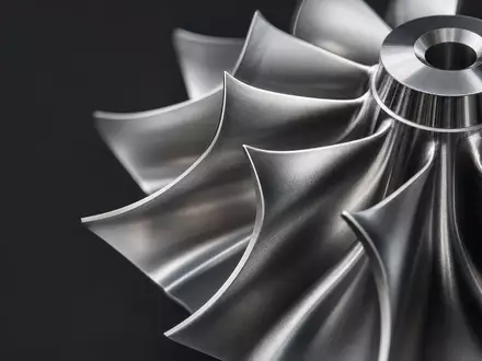 BorgWarner Inc. zeigt polierte Turbolader-Turbinenschaufeln aus Nickel-Superlegierung in extremer Makroaufnahme, ISIN US0991991063 - Foto: THN
