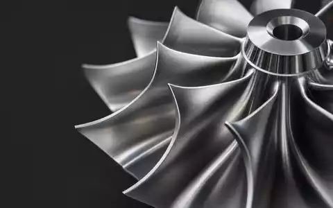BorgWarner Inc. zeigt polierte Turbolader-Turbinenschaufeln aus Nickel-Superlegierung in extremer Makroaufnahme, ISIN US0991991063 - Foto: THN