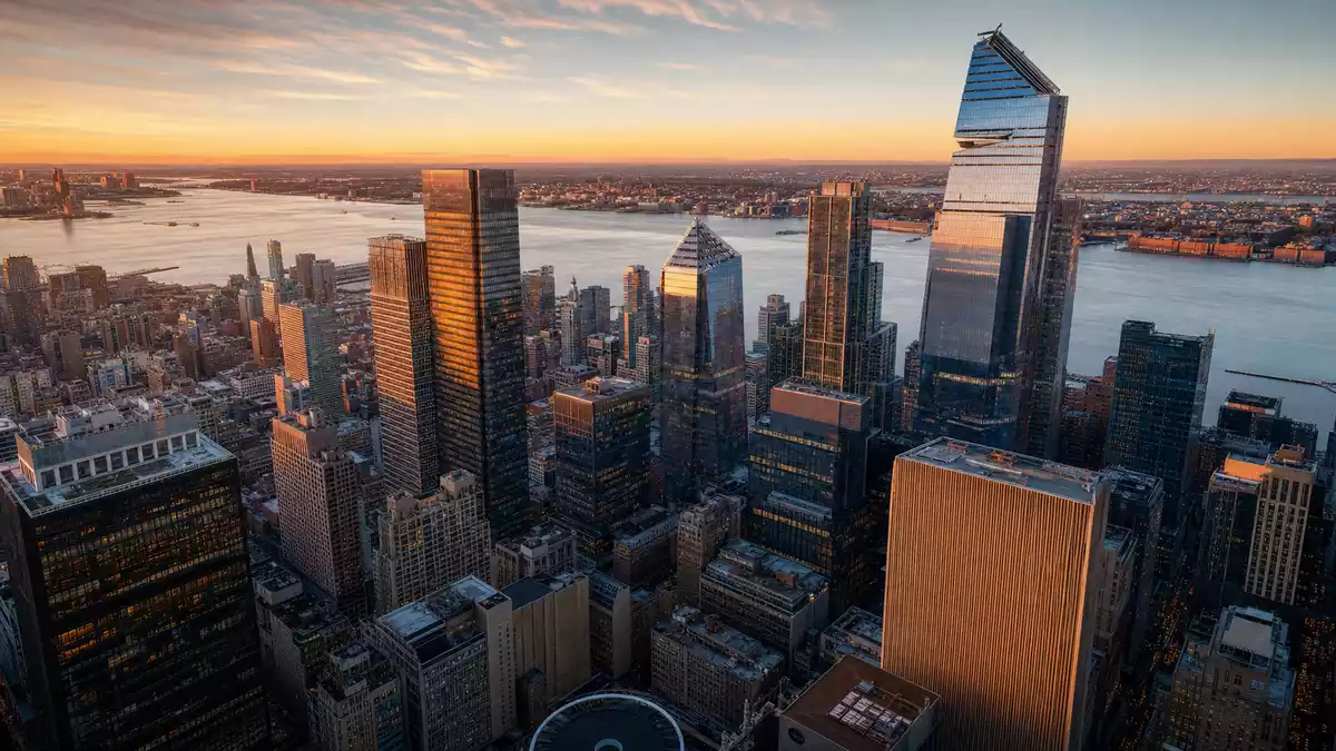 Fotorealistisches Luftbild Manhattans mit Wolkenkratzern bei goldenem Abendlicht