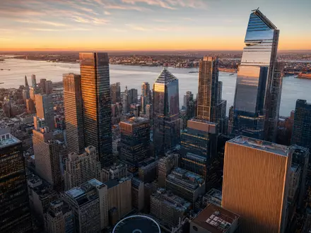 Blackstone Inc. US09259E1082 – panoramischer Blick auf das New Yorker Finanzzentrum bei Abenddämmerung - Foto: THN