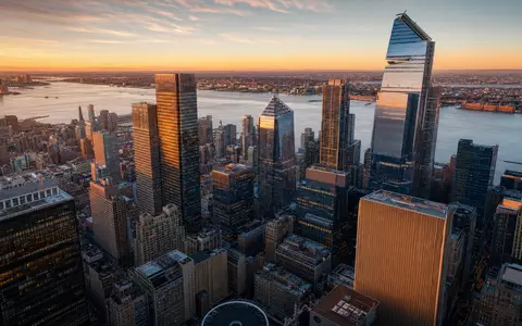 Blackstone Inc. US09259E1082 – panoramischer Blick auf das New Yorker Finanzzentrum bei Abenddämmerung - Foto: THN