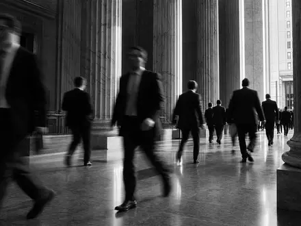 Blackstone Inc. (US09259E1082) zeigt im Schwarzweiß-Reportagebild Finanzmanager im historischen New Yorker Marmorkorridor - Foto: THN