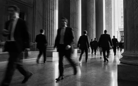 Blackstone Inc. (US09259E1082) zeigt im Schwarzweiß-Reportagebild Finanzmanager im historischen New Yorker Marmorkorridor - Foto: THN