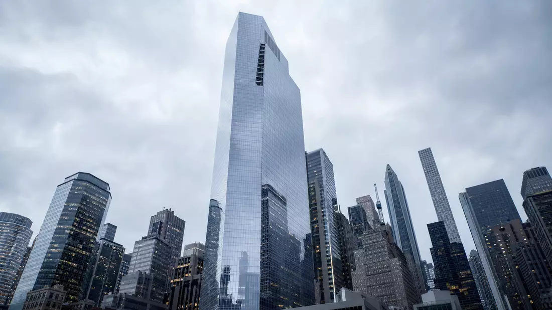 3D-Architekturvisualisierung eines modernen Glas-Stahl-Hochhauses in Manhattan