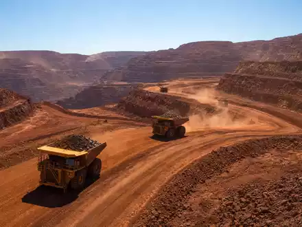 Rio Tinto plc (ISIN GB0007188757) fördert Eisenerz in riesigen Tagebauminen mit schweren Muldenkippern - Foto: THN