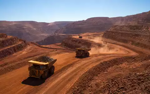 Rio Tinto plc (ISIN GB0007188757) fördert Eisenerz in riesigen Tagebauminen mit schweren Muldenkippern - Foto: THN