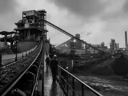 Rio Tinto plc (ISIN GB0007188757) betreibt Aufbereitungsanlagen, dokumentiert in dieser Schwarzweiß-Reportagefotografie industrieller Förderbänder - Foto: THN
