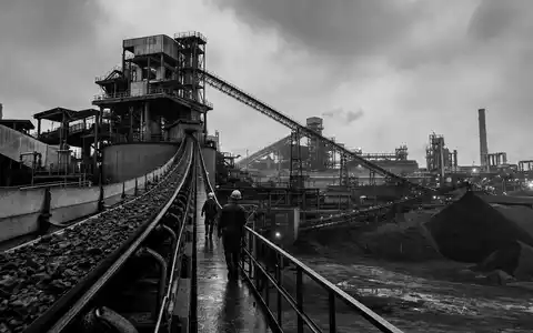Rio Tinto plc (ISIN GB0007188757) betreibt Aufbereitungsanlagen, dokumentiert in dieser Schwarzweiß-Reportagefotografie industrieller Förderbänder - Foto: THN