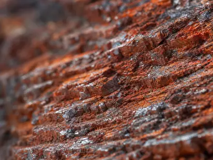 Rio Tinto plc (ISIN GB0007188757) fördert Rohstoffe wie Eisenerz, hier in extremer Makroaufnahme sichtbar - Foto: THN