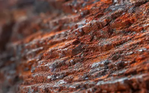Rio Tinto plc (ISIN GB0007188757) fördert Rohstoffe wie Eisenerz, hier in extremer Makroaufnahme sichtbar - Foto: THN