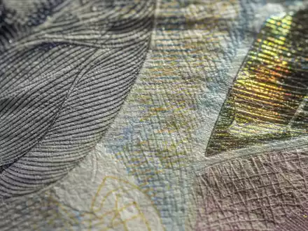 HSBC Holdings plc (ISIN GB0005405286) handelt mit Devisen, dargestellt durch detaillierte Banknotenstrukturen in Nahaufnahme - Foto: THN