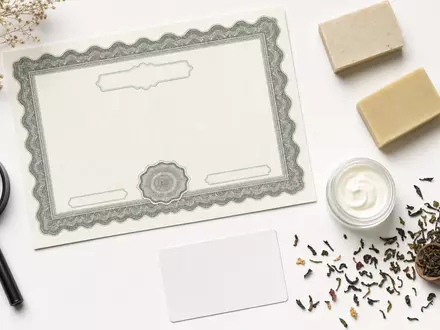 Unilever plc (ISIN GB00B10RZP78) verkörpert als Aktiengesellschaft Konsumgüter, symbolisiert durch Aktienzertifikat und Pflegeprodukte - Foto: THN