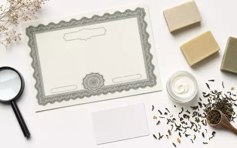 Unilever plc (ISIN GB00B10RZP78) verkörpert als Aktiengesellschaft Konsumgüter, symbolisiert durch Aktienzertifikat und Pflegeprodukte - Foto: THN