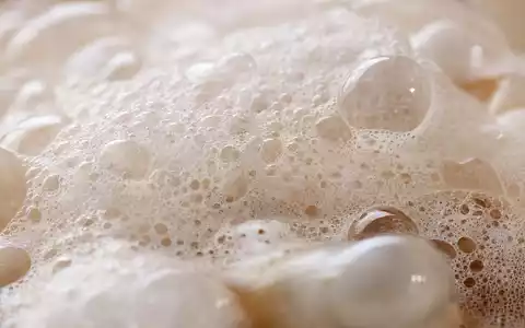 Unilever plc (ISIN GB00B10RZP78) stellt Pflegeprodukte her, deren feine Schaumtextur hier makrofotografisch dargestellt wird - Foto: THN