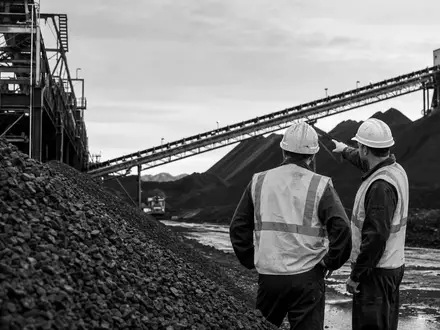 Dokumentarische Aufnahme zeigt Bergleute an einer Kohlehalde, typisch für Glencore plc, ISIN JE00B4T3BW64 - Foto: THN