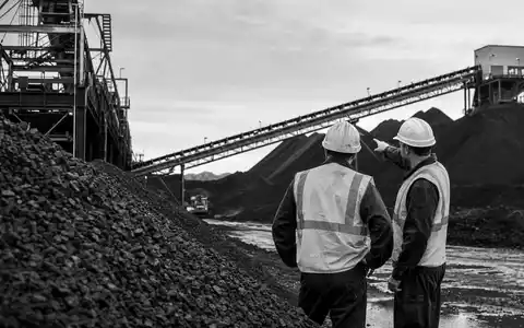 Dokumentarische Aufnahme zeigt Bergleute an einer Kohlehalde, typisch für Glencore plc, ISIN JE00B4T3BW64 - Foto: THN