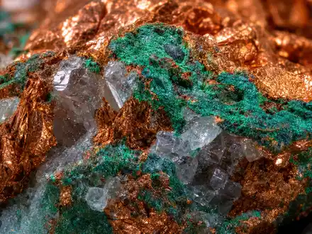 Makroaufnahme von rohem Kupfererz zeigt den Rohstoff im Kerngeschäft von Glencore plc, ISIN JE00B4T3BW64 - Foto: THN