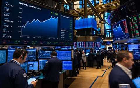 NYSE-Handelsparkett mit Versicherungssektor-Charts als Editorial-Szene für Arthur J. Gallagher & Co. US3635761097 - Foto: THN