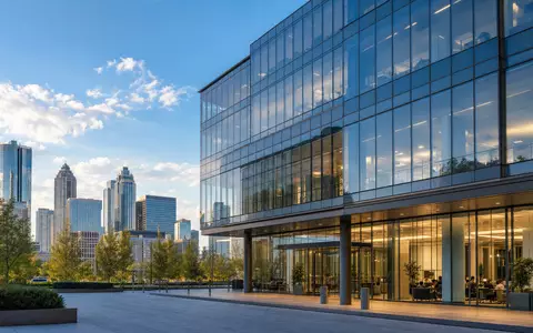 Assurant Inc. Hauptsitz in Atlanta zeigt die moderne Glasfassade des Spezialversicherers US04621X1081 - Foto: THN