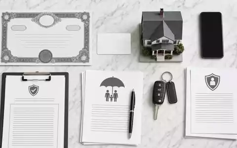 Assurant Inc. Versicherungsprodukte im Flatlay zeigen die vielfÀltige und breite Produktpalette von US04621X1081 - Foto: THN