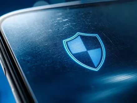 Assurant Inc. Geräteschutz Konzept von US04621X1081 in extremer Makroaufnahme eines modernen Smartphone Displays - Foto: THN