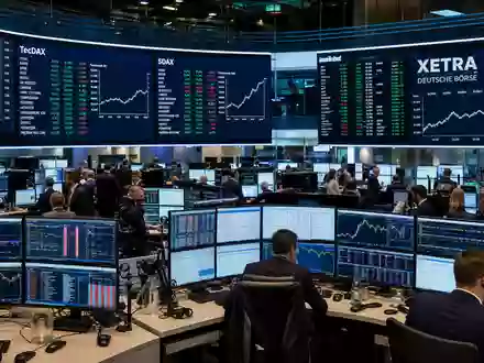 ATOSS Software AG an der Xetra Frankfurt: TecDAX-Handelssaal mit Tech-Sektorcharts, ISIN DE0005104400 - Foto: THN