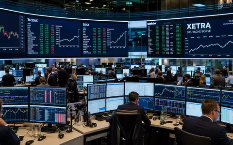 ATOSS Software AG an der Xetra Frankfurt: TecDAX-Handelssaal mit Tech-Sektorcharts, ISIN DE0005104400 - Foto: THN