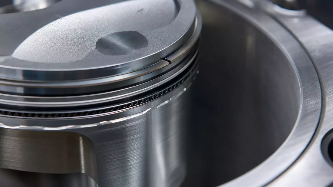 Extreme Nahaufnahme eines Metallkolbens mit feinen Rillen und metallischen Reflexionen