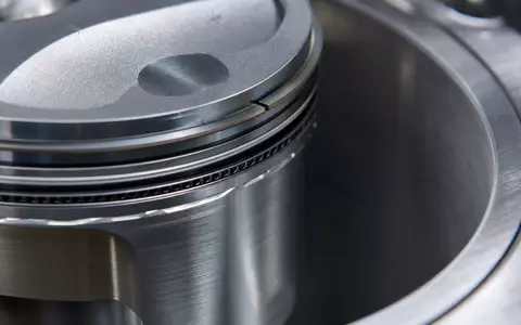 BMW AG (DE0005190003): extreme Makroaufnahme eines polierten Aluminium-Kolbens mit feinen Bearbeitungsspuren im Motorzylinder - Foto: THN