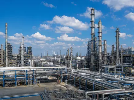 BASF SE (ISIN DE000BASF111) betreibt riesige Chemieanlagen mit Rohrleitungs-Clustern im markanten Verbund-Produktionsstil weltweit - Foto: THN