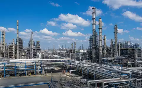 BASF SE (ISIN DE000BASF111) betreibt riesige Chemieanlagen mit Rohrleitungs-Clustern im markanten Verbund-Produktionsstil weltweit - Foto: THN