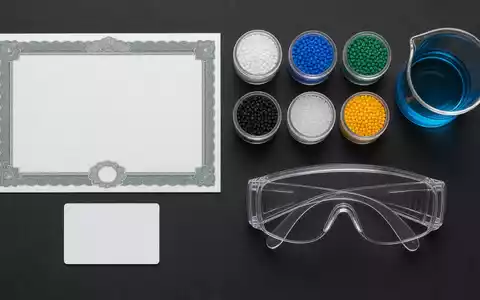 BASF SE (ISIN DE000BASF111) als Aktienwert wird durch Zertifikat und bunte Kunststoff-Pellets symbolisiert - Foto: THN