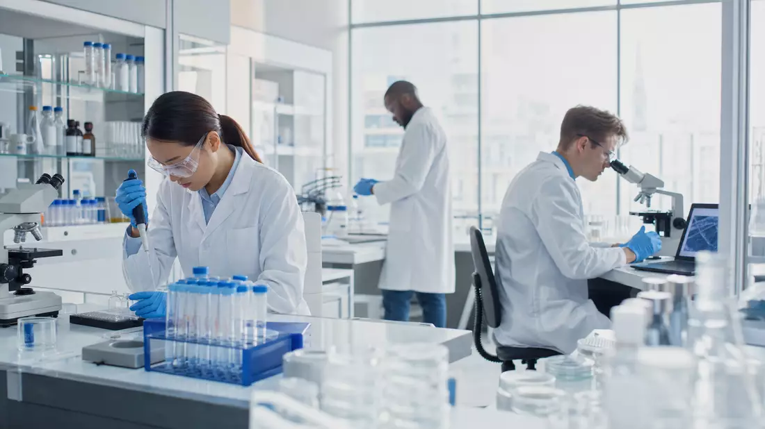 Fotorealistisches Bild eines Pharmaforschungslabors mit Wissenschaftlern und modernen Analysegeräten