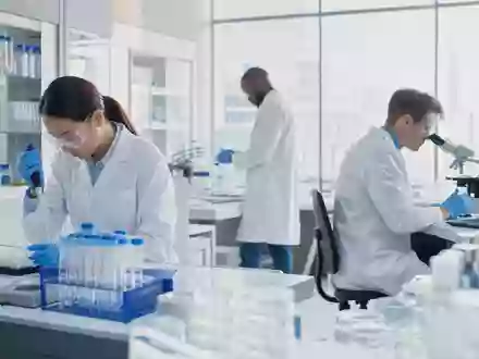 Bayer AG (DE000BAY0017): fotorealistisches Pharmaforschungslabor mit Wissenschaftlern an modernen Analysegeräten und hellen Laborräumen - Foto: THN