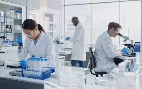 Bayer AG (DE000BAY0017): fotorealistisches Pharmaforschungslabor mit Wissenschaftlern an modernen Analysegeräten und hellen Laborräumen - Foto: THN