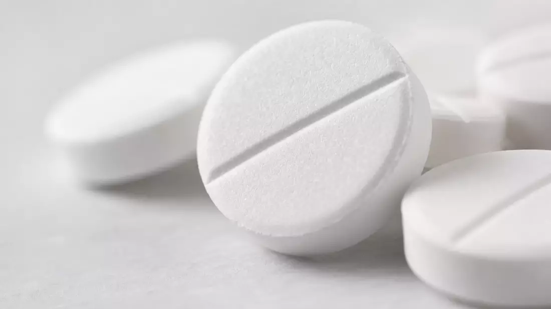 Makrofotografie von weißen runden Tabletten in extremer Nahaufnahme