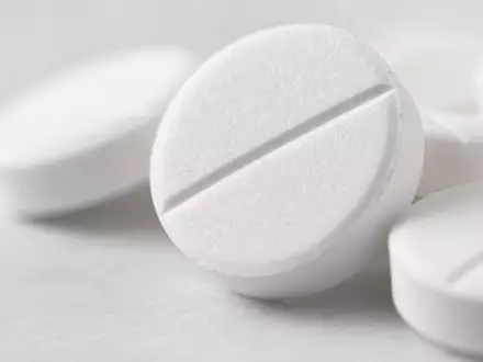 Bayer AG (DE000BAY0017): Makroaufnahme weißer runder Tabletten mit scharfer Tiefenschärfe und feiner Oberflächentextur - Foto: THN