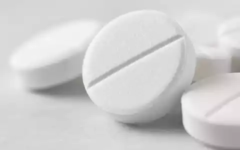 Bayer AG (DE000BAY0017): Makroaufnahme weißer runder Tabletten mit scharfer Tiefenschärfe und feiner Oberflächentextur - Foto: THN