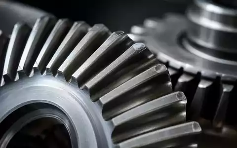 Dürr AG DE0005565204 Präzisionsmechanik als extreme Makroaufnahme von gefrästen Stahlzahnrädern mit Tiefenunschärfe - Foto: THN