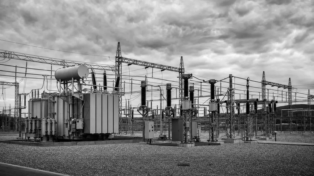 Großes Umspannwerk mit Transformatoren in schwarz-weißer Reportagefotografie