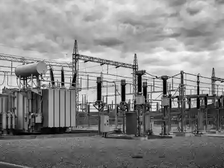 Edison International US2810201077 Umspannwerk in dokumentarischem Schwarzweiß mit dramatischen Kontrasten und industrieller Architektur - Foto: THN