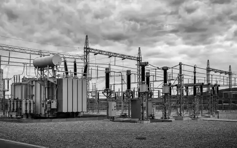 Edison International US2810201077 Umspannwerk in dokumentarischem Schwarzweiß mit dramatischen Kontrasten und industrieller Architektur - Foto: THN